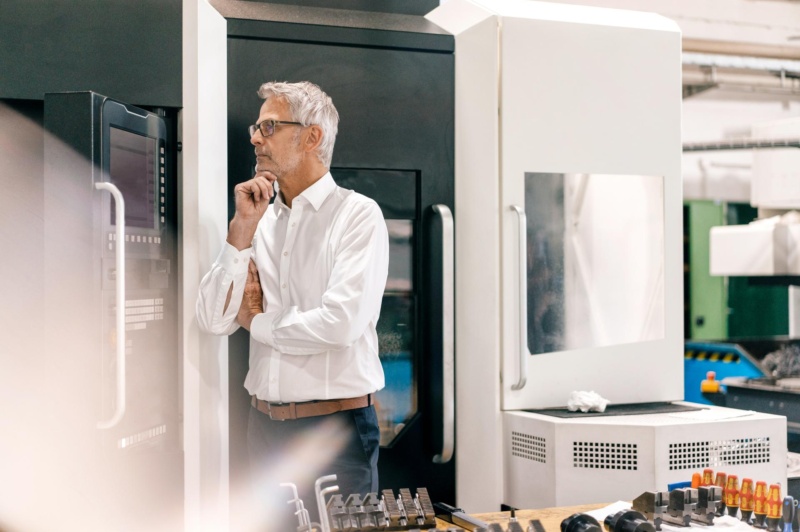 Älterer Mann im Hemd blickt in die Ferne