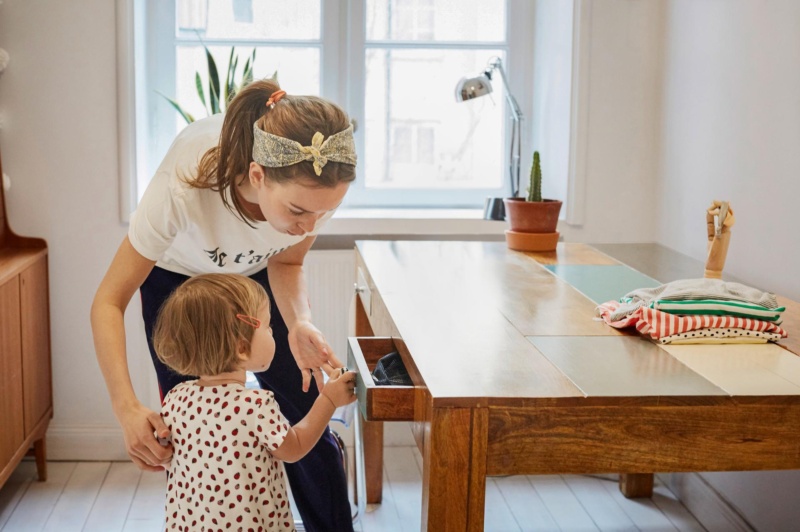 Frau spricht mit Kleinkind