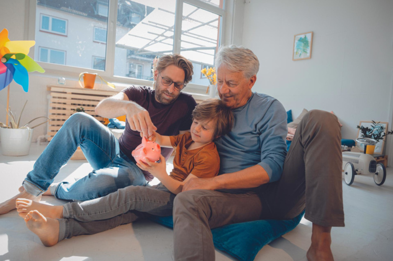 Drei Generationen sitzen zusammen auf dem Boden